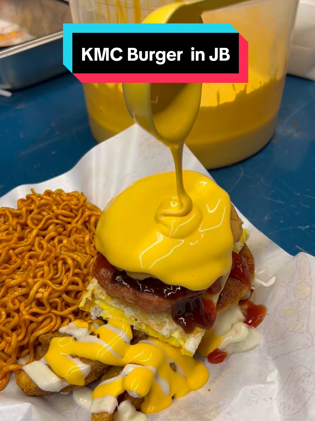 Cheesy Burger with Samyang
 
 KMC Burger @kmc.burger 
 📍 Nearby Satay Raf Malik, Jln Adda 8/1, Adda Heights, 81100 Johor Bahru, Johor
 ⏰ Tue-Sun: 6pm–11.30pm 🎥 @AbangSodok  #bestfoodmalaysia #MakanLokal #klfoodie #foodhuntingkl #malaysiafood 