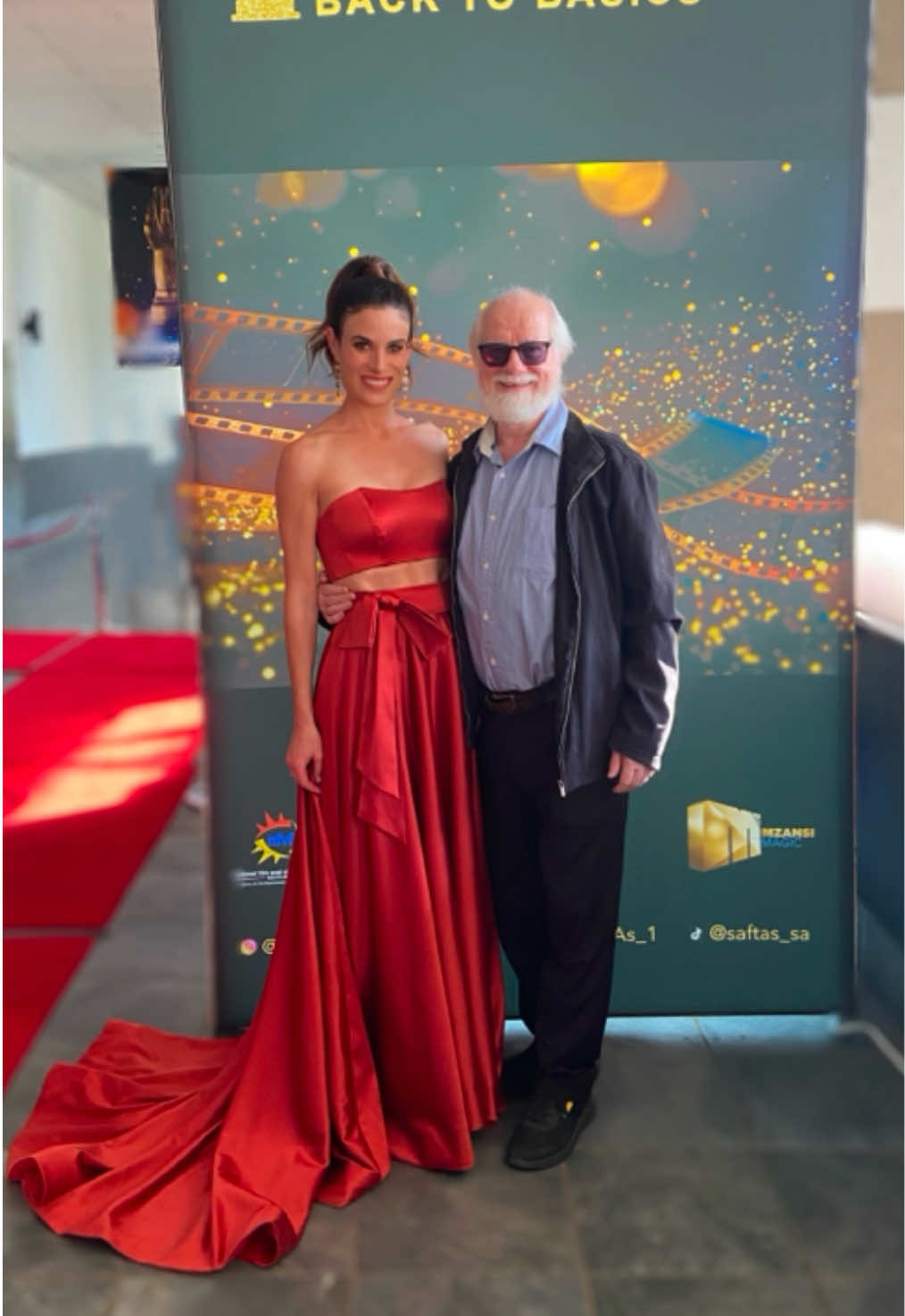 Ek was gisteraand my pa se date by die @SAFTAssa_ 🎬 📺 Hy was genomineer as Best Actor in a Feature Film 👏🏼 Baie dankie liewe Lizan Zondagh dat ek hierdie ongelooflike rok kon dra! 😍 @Lizan Zondagh Ackerm #saftas18 #pierrevanpletzen