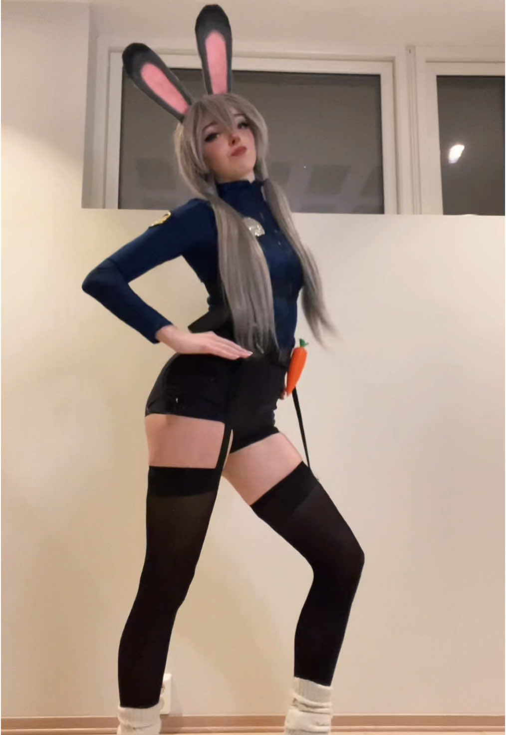 I just can’t do this dance properly it looks so weird #cosplay #judyhopps #judyhoppscosplay #zootopia #zootopiacosplay 