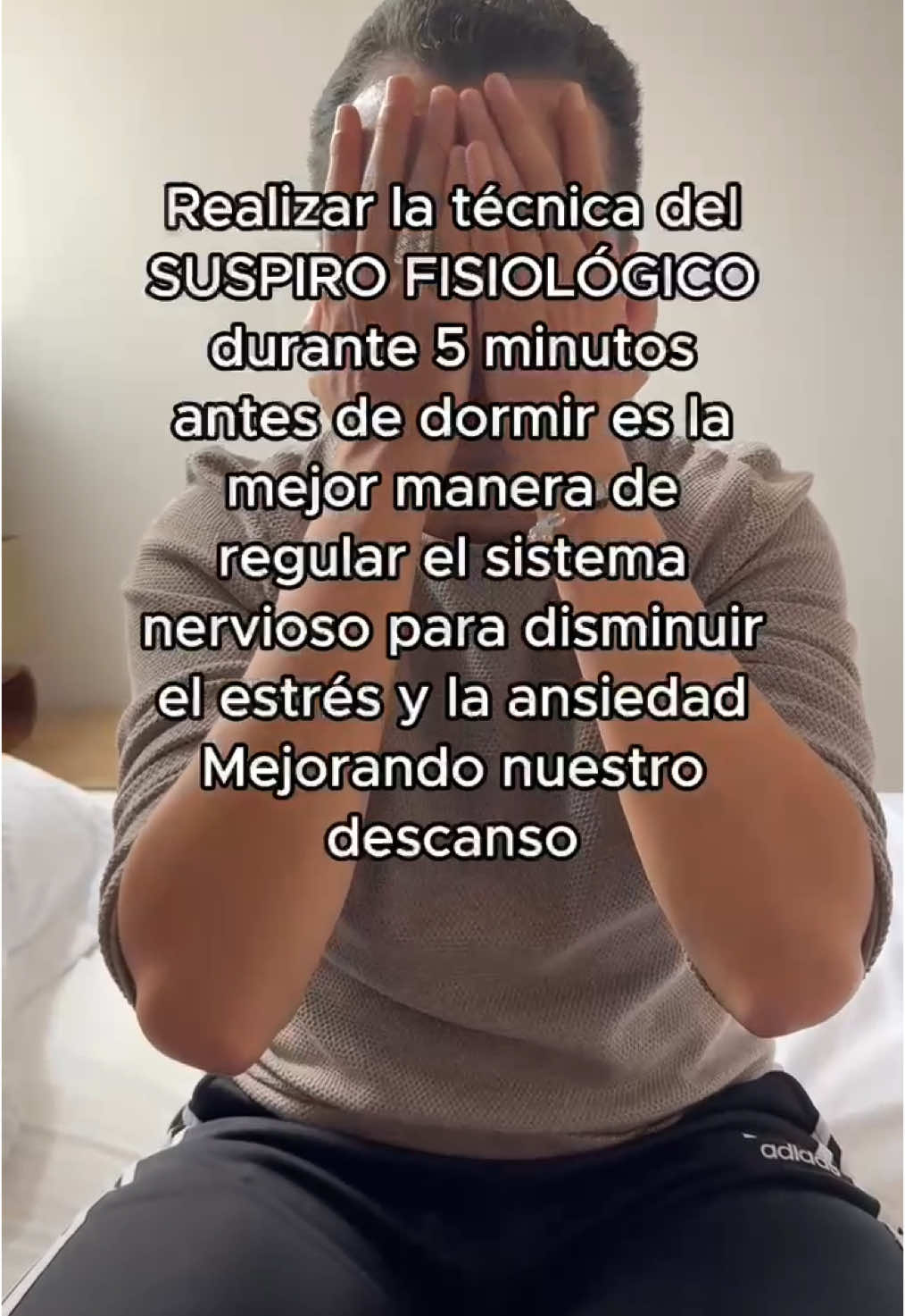 Según la última investigación realizada por el Neurocientífico Andrew Huberman de la Universidad de Stanford usar el SUSPIRO FISIOLÓGICO Durante cinco minutos antes de dormir es la mejor manera y la más rápida para regular nuestro sistema nervioso, disminuir el cortisol y mejorar nuestro descanso para que tengamos un sueño reparador 💤 ‼️Puedes ver como realizar esta sencilla técnica en uno de los últimos REEL de mi perfil! ✅Te explico sencillas señales que nos da nuestro cuerpo cuando nos vamos a la cama, intentamos dormir o estamos descansando que reflejan niveles elevados de estrés y cortisol 🔴Estos niveles crónicamente elevados interfieren con nuestro descanso, generan síntomas de ansiedad y problemas cardiovasculares (hipertensión, resistencia a la insulina, diabetes, obesidad, infarto agudo de miocardio o accidente cardiovascular) No nos olvidemos, el estrés es uno de los principales problemas que nos enferman hoy en día. Y esta es una de las mejores maneras, más sencillas y sin necesidad de medicamentos (fármacos como benzodiazepinas y antidepresivos) de tratarlo🧡 #estres #ansiedad #respiracion #cortisol #descanso