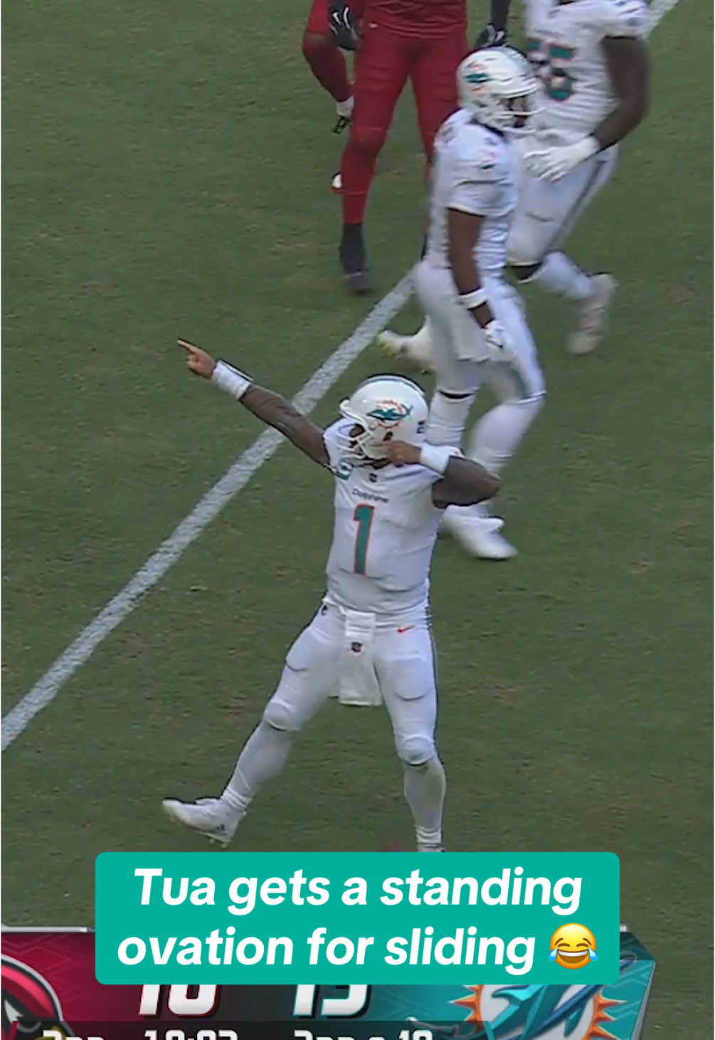 Not the fan blowing kisses 🤣 #nfl #miamidolphins #tuatagovailoa 