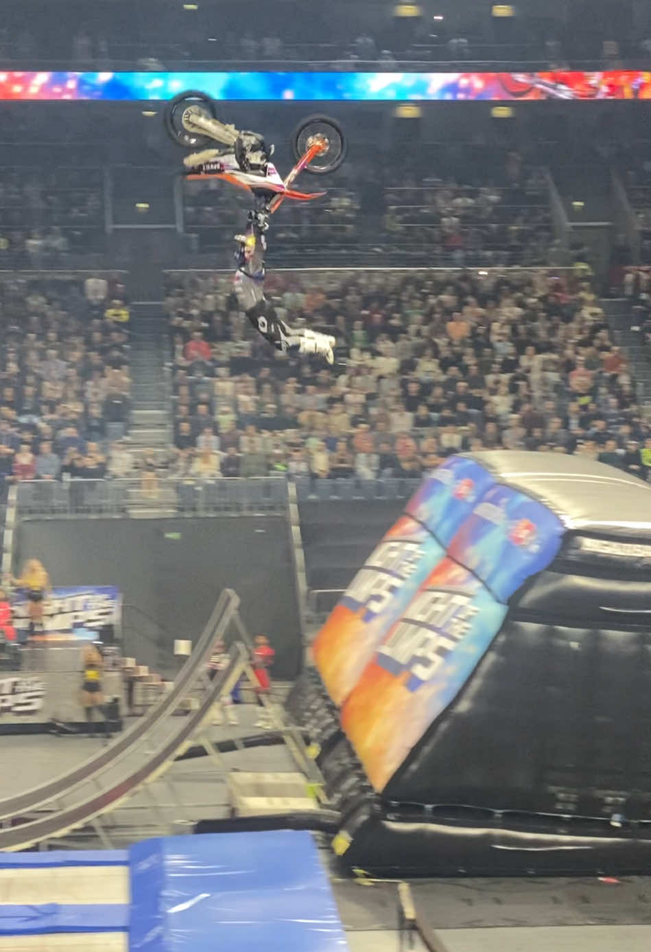 Was für eine verrückte Nacht in Köln gestern. Fünfte @nightofthejumps der Saison, fünfter Sieg. Wahnsinn. Hier mein Final Run aus der @lanxessarena. Danke an alle Zuschauer, ihr ward Mega!! Danke an all meine Partner! #gobigorgohome @redbullgermany @ls2europe @ngkntk_dach @ktm_dach @onealracing @ortema.de @carbondrive @thrillseekers @backyarddesign @gobigorgohome.de @alpinestars