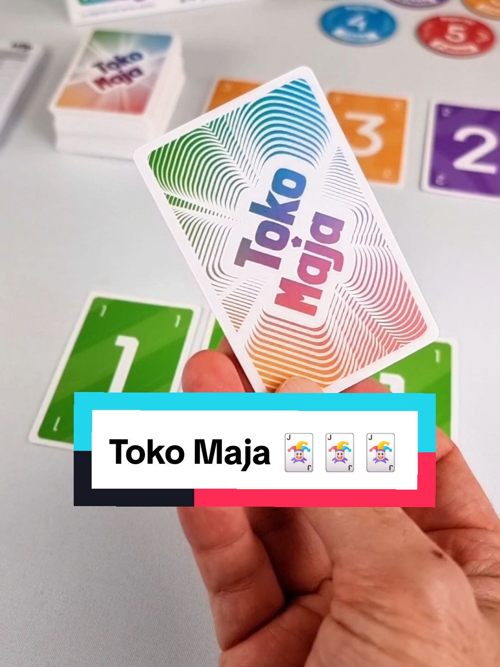 Le jeu de société Toko Maja est un jeu de cartes simple, fun, stratégique, familial et addictif.  Il combine la collection de cartes, le gain de majorité et la prise de risque.
 Au cours de la partie, vous devrez accumuler des brelans (3 cartes identiques) pour marquer des 
 points et gagner des bonus. Mais méfiez-vous, les cartes qui vous reste en main à la fin, vous feront 
 perdre de précieux points ! 
 Jouable de 2 à 6 joueurs
 Prix moyen : 13€
 Auteurs : Johann Moscardo, Clément Beauséjour
 Illustrateur : Johann Moscardo
 Editeur : Fish In The Sea 
 #jds #j2s #jeudesociété #jeux #jeuenfamille #jeuentreamis #jeudambiance #jeudecartes #jeufun #boardgame #boardgameaddict #amis #friendgame #partygames #partytime #boardgametiktok 
 #skyjo #dékal #tokomaja 