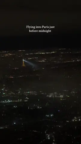 If only we’d have been 5 minutes later we would have seen her sparkle ✨ #paris #eiffeltower #toureiffel #toureiffelparis #eiffeltowerparis #eiffeltoweratnight #eiffeltowerview #parisbynight #viewfromabove #planeview #flightview #pariscdg 