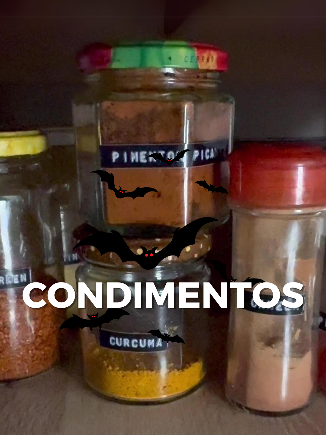 Yo no sé por qué le tienen tanto miedo a probar condimentos y especias, así que acá les dejo 3 mezclas básicas para que sepan por dónde empezar, realmente les deseo que se animen y aprendan a usar condimentos porque es CLAVE para llevar cualquier comida al siguiente nivel! 🙌 INGREDIENTES 1️⃣ Picante pero fresca: Ajo, jengibre, romero, mostaza, ralladura de naranja, jugo de naranja, sal y pimienta (para pollo, cerdo, pescados) 2️⃣ Agridulce: ajo, jengibre, ralladura de limón, jugo de limón, miel, salsa de soja, picante (opcional) (para carnes y verduras al wok) 3️⃣ Curry piola: ajo, jengibre, pimienta, curry, nuez moscada, y aceite (para legumbres tipo guiso y ensaladas amargas) Estas mezclas son el punto de partida ideal para hacer tus propios condimentos caseros: un mix de hierbas secas, sales  saborizadas, o aceites infusionados son nombres que suenan difíciles pero en realidad son recetas fáciles de hacer y rendidoras. Además, ¿a quién no le gusta presumir que tiene su propio condimento? Vas a ser la envidia de la familia, haceme caso  Qué condimento no puede faltar nunca en sus alacenas? El mío ya saben que es el curry, el de ustedes? Chau chikis, animense a experimentar con condimentos! que no hay nada peor que comer desabrido, los tkm ❤️ #especias #tipsespecias #condimentos #mixdeespecias #tipsdecocina #tipsfáciles #recetasfáciles #recetasrápidas