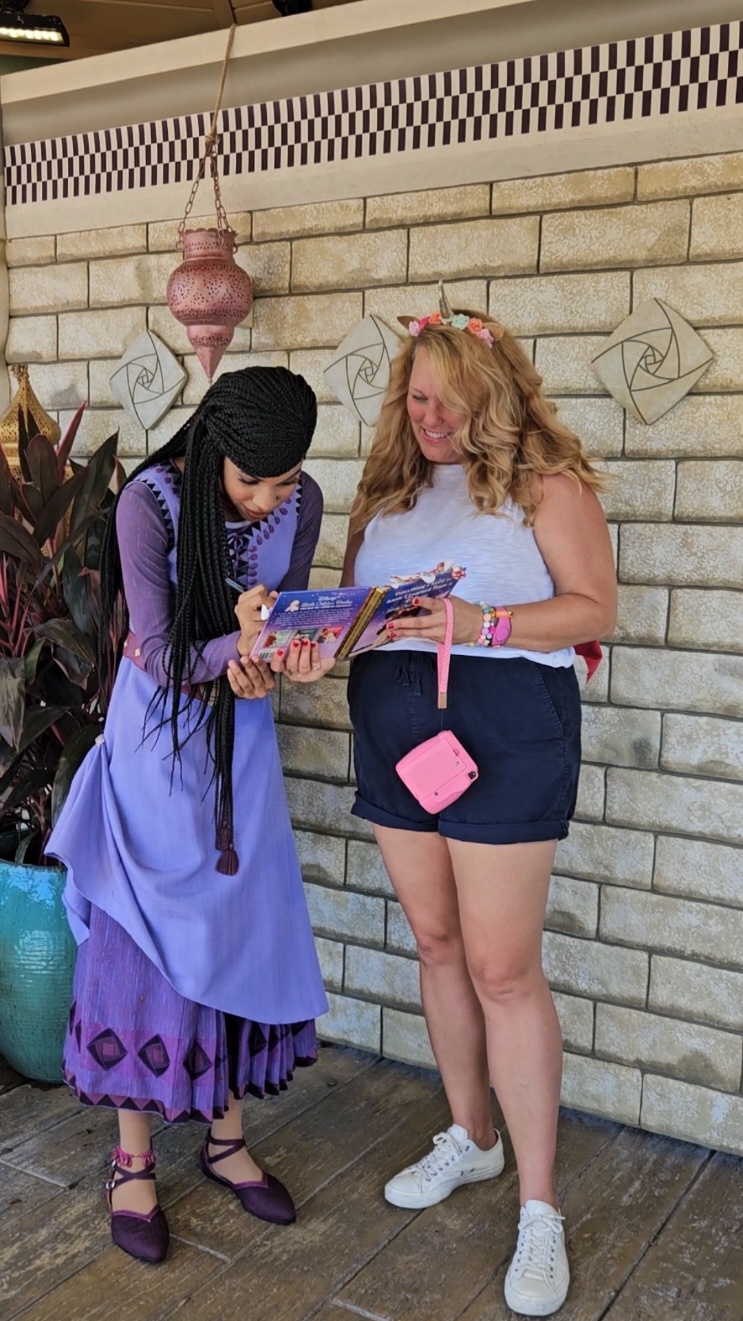 Replying to @lexdotmpeg meeting characters makes me so happy!!!! it was so lovely to meet Asha!!! 💜💜 #disneyWorld #Asha #Wishmovie #EPCOT #Wdw #meetandgreet #Disney #FloridaGirl 
