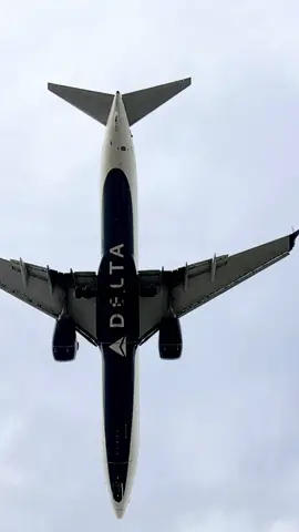 Taking you below the wings for a view most people never see. The belly of the aircraft is where the magic happens! ✈️ #AviationGeek #PlaneZaddy #SlowMotion #Aviation #Aircraft #PlaneSpotting #AviationLovers #AviationDaily #Flying #Airplane #AviationPhotography #JetLife #AvGeek #PilotLife #a380 #boeing #airbus #787 @delta #fly