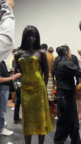 the girlzzz backstage at Versace ⚜️⚜️⚜️ #anokyai #monatougaard #vittoriaceretti #gigihadid #versace 