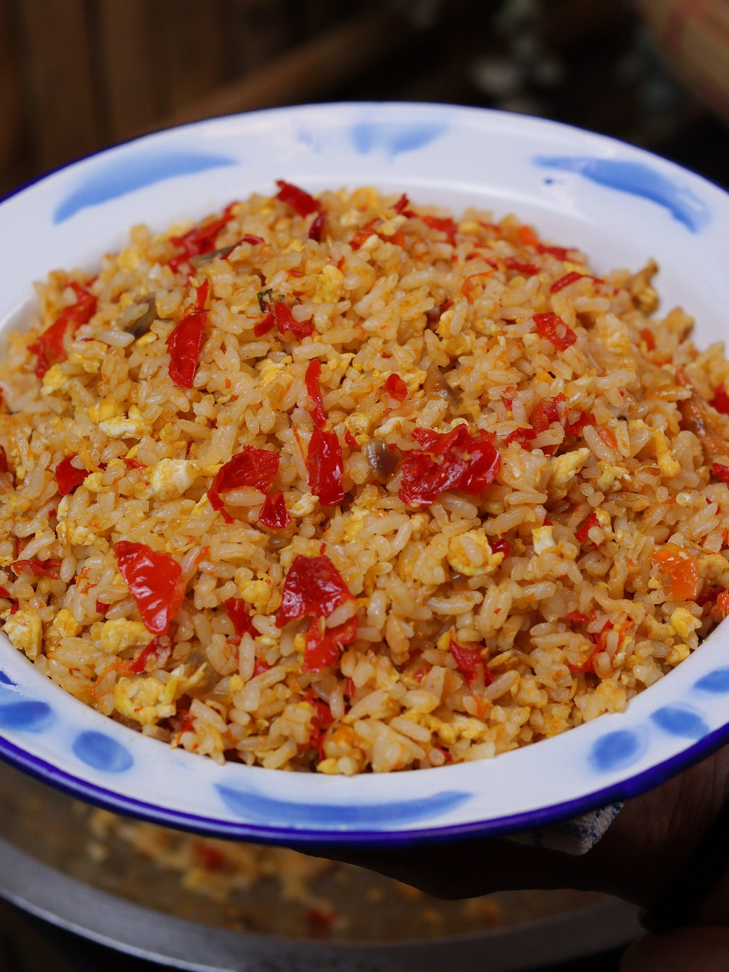 Masak nasi goreng ndeso  ala emak 🤤 Bahan: 1 piring nasi dingin sisa semalam (500gr) 2 butir telur ayam 10 cabe merah keriting 8 rawit merah 8 bawang merah 5 bawang putih 1 pcs terasi 1 sdt garam 1 sdt penyedap 1/2 sdt lada 1 sdt gula pasir Selamat mencoba...