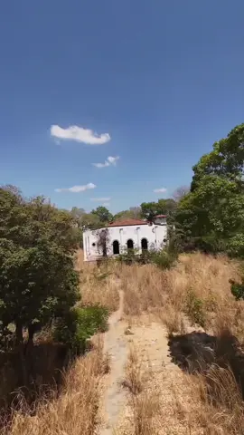 Localizada na Avenida Presidente Kennedy em Teresina.  Exploramos o silêncio e os mistérios de uma casa esquecida pelo tempo. 🏚️✨ Cada canto parece esconder uma história não contada. Quem arrisca desvendar o que ficou para trás?  Vocês querem a parte 2? #teresinapiaui #dronefpv #misterio 