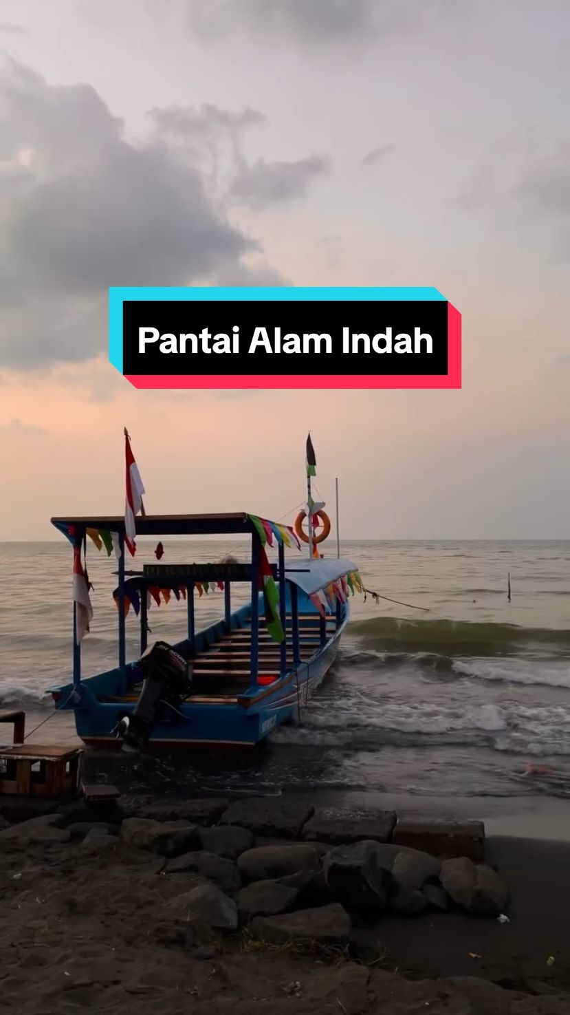 lagi gabut main ke pantai, ehh disuguhi senja secantik ini Video @sawipaitt_ 📍 Pantai Alam Indah, Tegal #exploretegal #tegal #tegalhits #tegallakalaka 