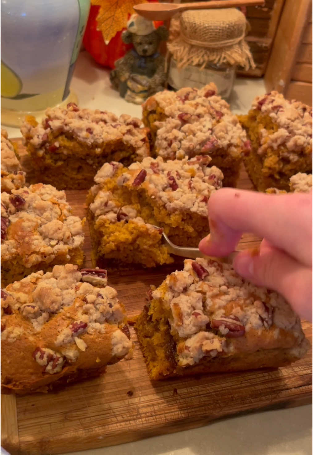 pumpkin coffee cake 🎃🍂 #baking #viral #foryoupage #fyp #bakingvideo #foodtiktok #sweettooth #fall #fallbaking #foryou #pumpkin #pumpkinseason #coffeecake 