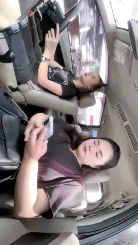 Keluyuran adalah salah satu cara untuk bertahan hidup🤏🏻