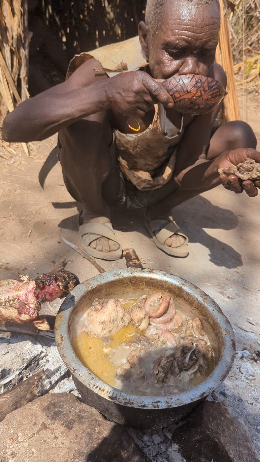 Hadzabe tribe Oldman Enjoy eating Lunchtime😋very delicious food 🥰 Bushmen people.#culture #bushmen 