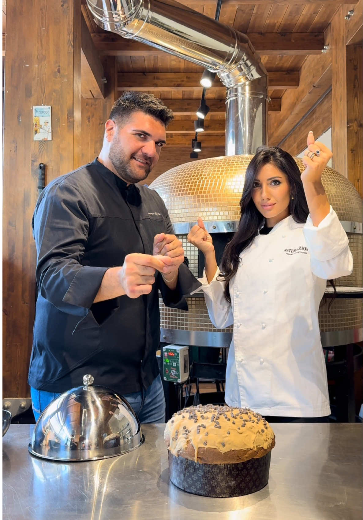 🎄 Dal 1° novembre al 6 gennaio una dolce novità arricchirà il menù di @pizzeria: grazie alla collaborazione con @tommasofoglia, potrai gustare il Panettone alla fava tonka e albicocca Pellecchiella del Vesuvio, impreziosito da una vellutata spuma al caramello salato. Sarà possibile acquistarlo direttamente in pizzeria. Non perdere questa occasione esclusiva! 🎁