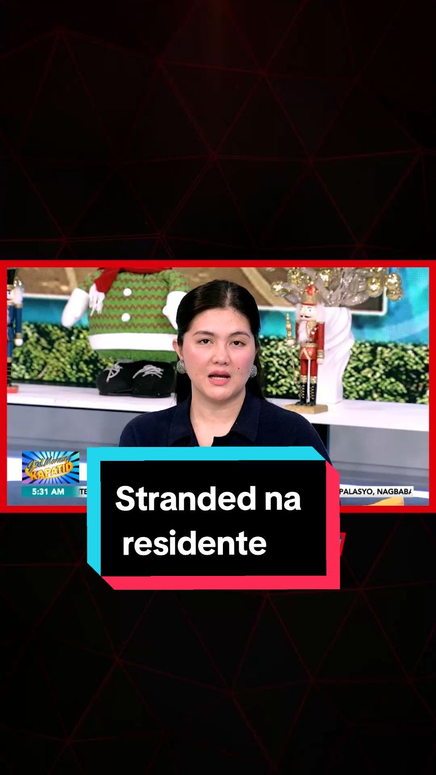 #GuMKPasadaBalita | Mataas pa rin ang baha sa ilang bahagi ng Bicol dahil sa ulang dinala ng Bagyong #KristinePH. Ang ilang residente, nilakad na ang kilo-kilometrong baha para lang makauwi. #GudMorningKapatid #News5 | Gio Robles