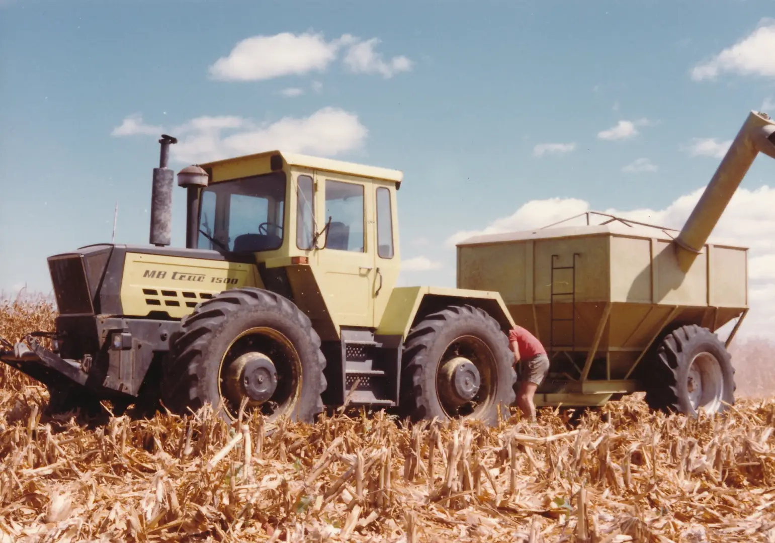 🔥 Mercedes-Benz MB-trac 1500 in Kanada Hier seht Ihr einen MB-trac 1500 bei der Körnermaisernte mit Überladewagen in Kanada. Here you can see a MB-trac 1500 harvesting grain corn with a loading wagon in Canada. ⌨️📷𝗠𝗶𝗰𝗵𝗲𝗹 𝗞𝗮𝗶𝘀𝗲𝗿 𝗕𝗶𝘁𝘁𝗲 𝗙𝗼𝗹𝗴𝗲𝗻 ▶️ 𝗶𝗻𝘀𝘁𝗮𝗴𝗿𝗮𝗺𝗰𝗼𝗺/𝗺𝗯𝘁𝗿𝗮𝗰_𝗽𝗮𝘀𝘀𝗶𝗼𝗻 𝘄𝘄𝘄.𝘂𝗻𝗶𝗺𝗼𝗴-𝗰𝗼𝗺𝗺𝘂𝗻𝗶𝘁𝘆.𝗱𝗲/𝗺𝗯𝘁𝗿𝗮𝗰 #mbtrac #mbtrac4ever #mbtracpower #mbtracfans #mbtracpassion #mercedes #mercedesbenz #daimlerbenz #mercedeslovers #unimogcommunity #unimogclubgaggenau #unimogmuseum #traktor #tractor #landwirtschaft #agriculture #agricultura #landbouw #bauernhof #farm