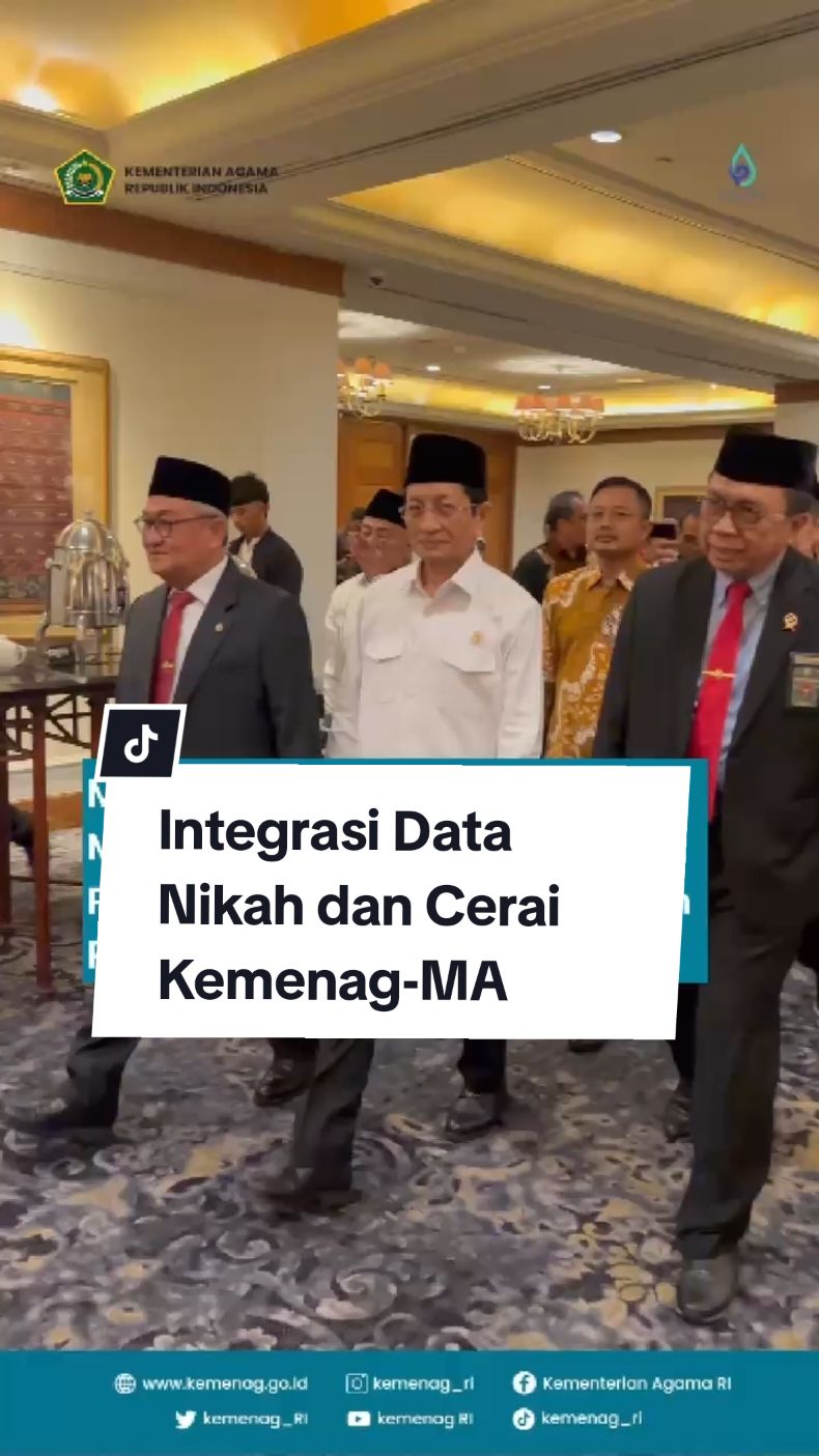 Hari ini, Menag menyaksikan launching aplikasi Elektronik Akta Cerai (EAC) sekaligus penandatangan addendum MoU antara Ditjen Badan Peradilan Agama MA RI dengan Ditjen Bimas Islam Kemenag RI untuk integrasi data pernikahan & perceraian.  Menag berharap keberhasilan Ditjen Badan Peradilan Agama tak hanya diukur dari banyaknya perkara perceraian yang selesai, tapi juga dari jumlah kasus yang berhasil mencapai solusi damai. 🤲✨ #KemenagRI #Menag #nasaruddinumar #nikah 