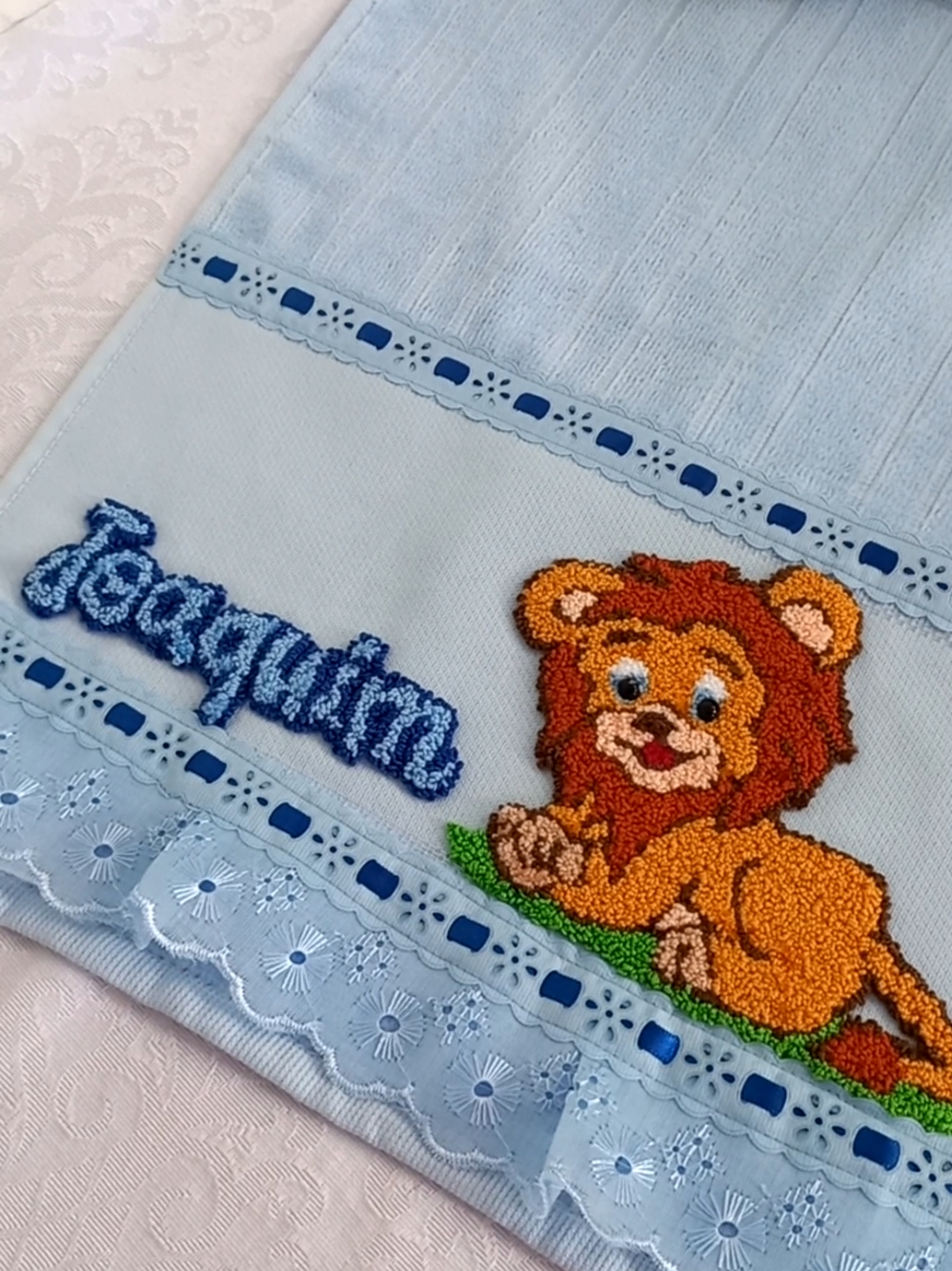E aqui está mais uma encomenda com esse tema lindo. Esse leãozinho faz sucesso por aqui.  Você também gosta de temas assim? Aqui no meu perfil você encontra temas variados.  Venha ver😉 #maternidade #maedeprimeiraviagem #maedemenino #gravidez #toalhaparabebe #pontorusso #bordadoamao #enxovaldebebe #presentedemenino #presentedecrianca #kitescolar 