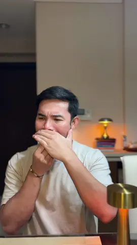 Kalian tau kan kalo sisa makanan itu bikin nafas bau dan gigi berlubang. Stop pake tusuk gigi karna bisa bikin luka dan gigi kalian jadi jarang2. Coba pake Water Flosser dari @putihbydentist deh 🦷🦷