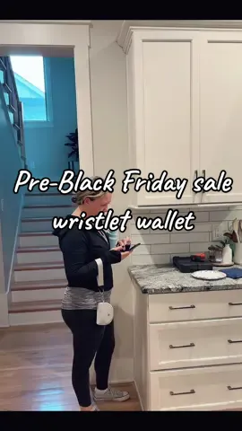 Pre-Black Friday sale wristlet wallet #ttshopfinds #tiktokshopblackfridaysale #tiktokshopcybermonday #tiktokshopholidayhaul #christmasshopping #christmasgifts #christmasgiftideas #wristlet #wristlets #keychains 