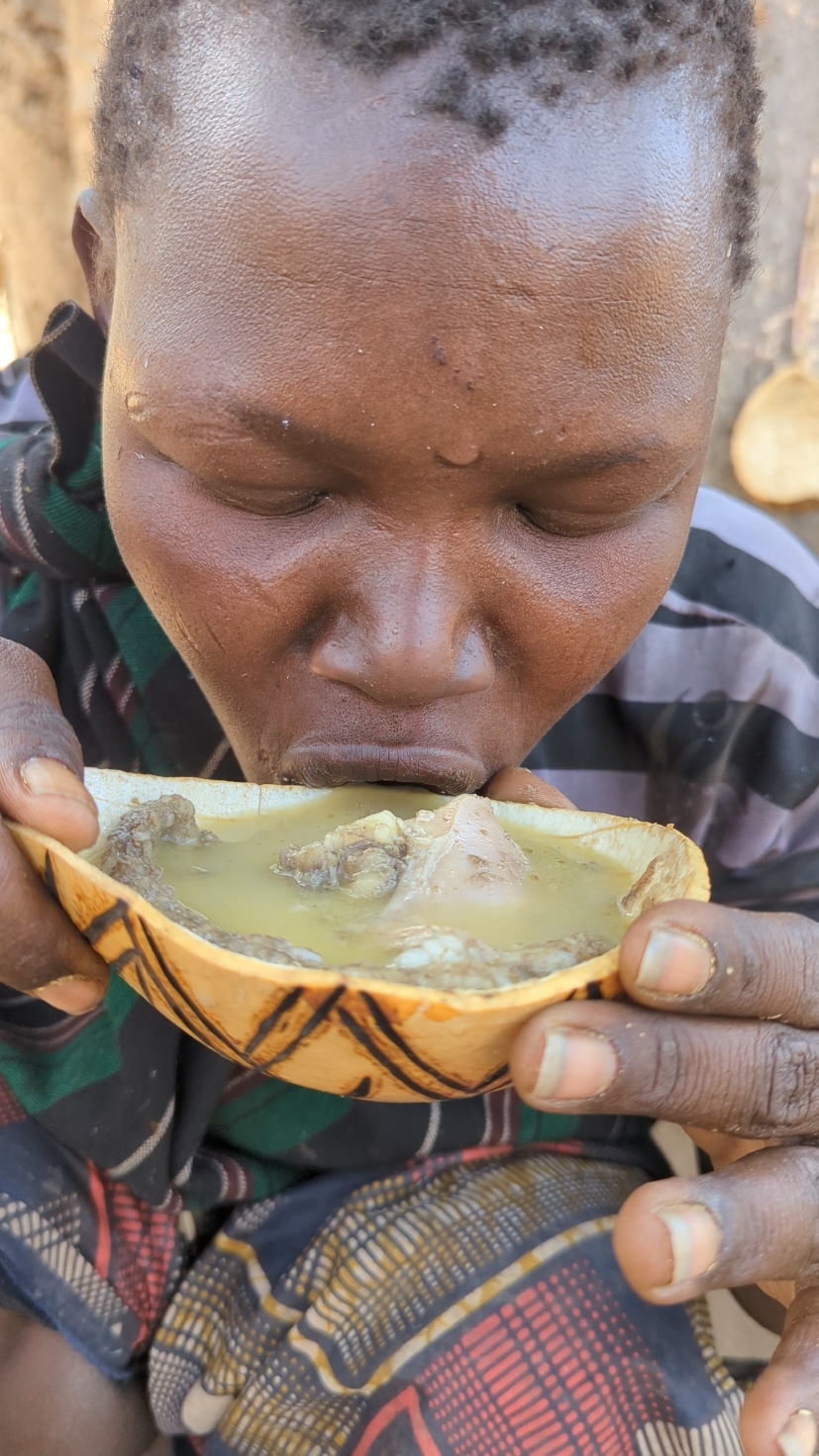 What delicious food😋 very Amazing tradition lifestyle🤤 hadzabe tribe woman Enjoying their lunch.