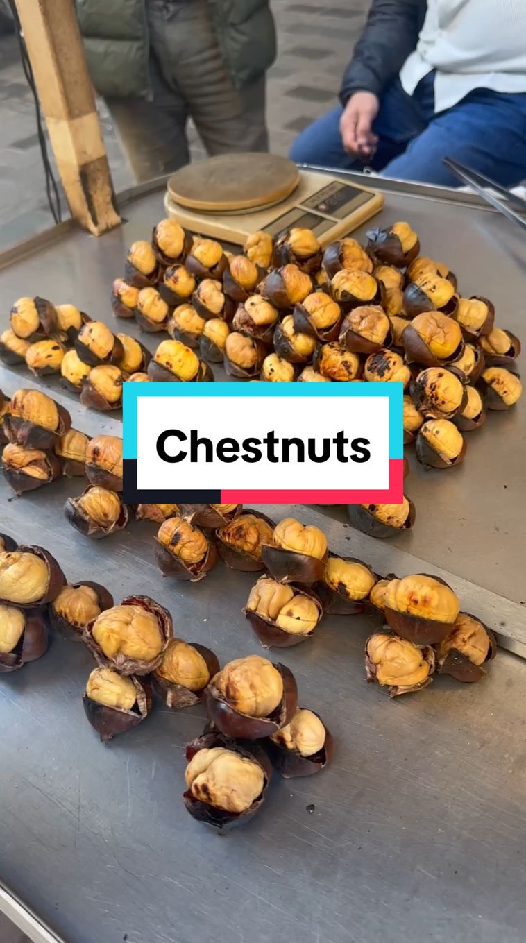 Roasted chestnuts. In autumn and winter you can smell their scent everywhere. #chestnuts #istanbul #türkiye #trip #travelling #viaggiare #viaggio #viajar #food #tasty #turkishfood #istiklalcaddesi 