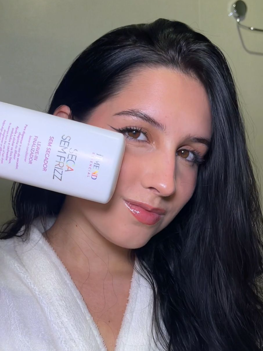 Quer o cabelo todo alinhadinho e sem frizz, mesmo sem secador ou chapinha, igual esse cabelão lindo da @cams.ctr? Então aprenda o truque com ela: Amend Essencial Seca sem Frizz. É só passar e deixar o cabelo secar naturalmente, facinho facinho. E para deixar essa descoberta ainda melhor, aproveite o cupom de desconto CAMILLE15 para garantir o seu no site  Amend. #AmeiAmend #SecaSemFrizz #AmendEssencial