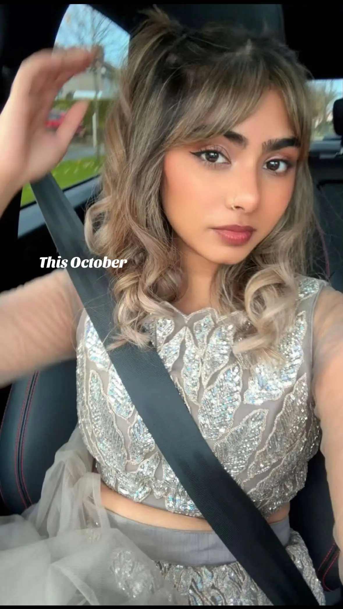 Last October vs This October. It’s giving the same but a little different 🤏  I realised I hardly took any pictures last October actually 🥶 I’m still an exhausted girly but more disclosed lool  #lastoctobervsthisoctober #balayagehair #messy #glammakeup #mauritiangirl #nothingsgonnahurtyoubaby 