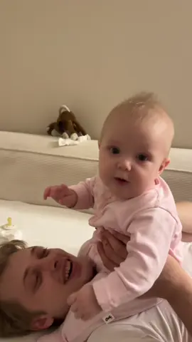 Dora’yı hipnotize olmuş şekilde baba derken izliyoruz😅 (arada bava vaba olabiliyor djcnıfjf)