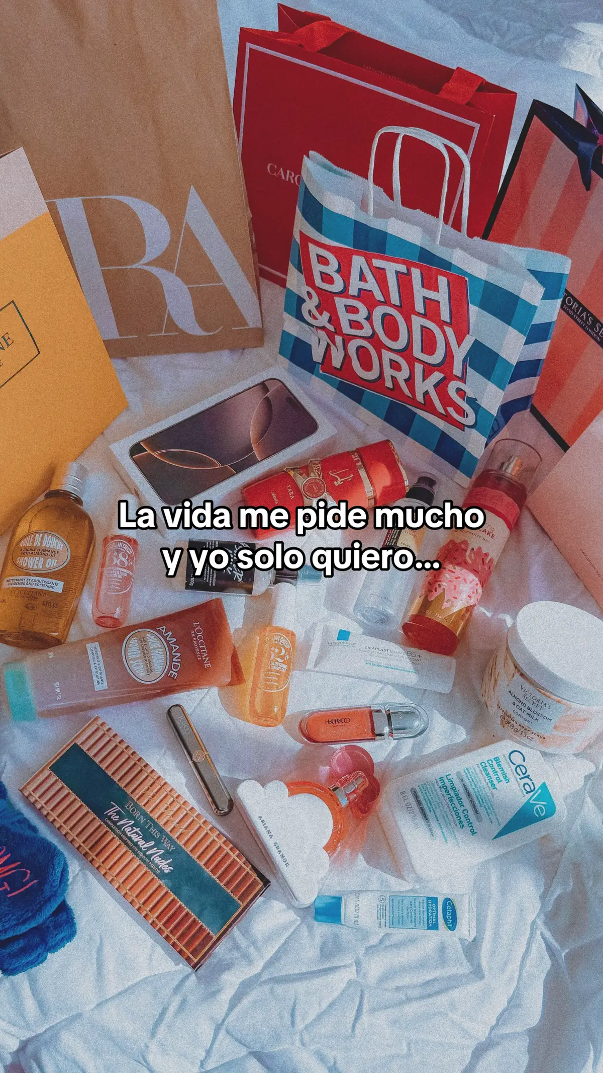 I’m just a girl 🥲 #thatgirl #girlies #justagirl #bodycare #cuidadocorporal #bathandbodyworks #victoriassecret #soldejaneiro 