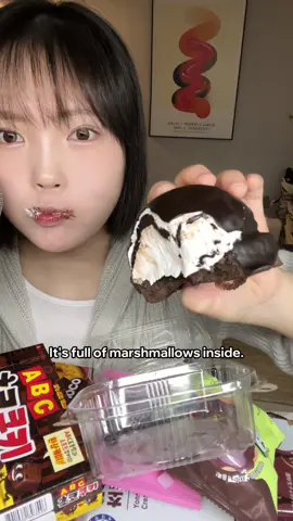 Eating chocolate by type of convenience store in korea 🍫💖#chocolatelover #eatingshow  #koreanmukbang #foodtiktok #dessert #conveniencestore #japenese #foodshow #marshmallow #cu편의점 #편의점신상 #gs25 #초코 