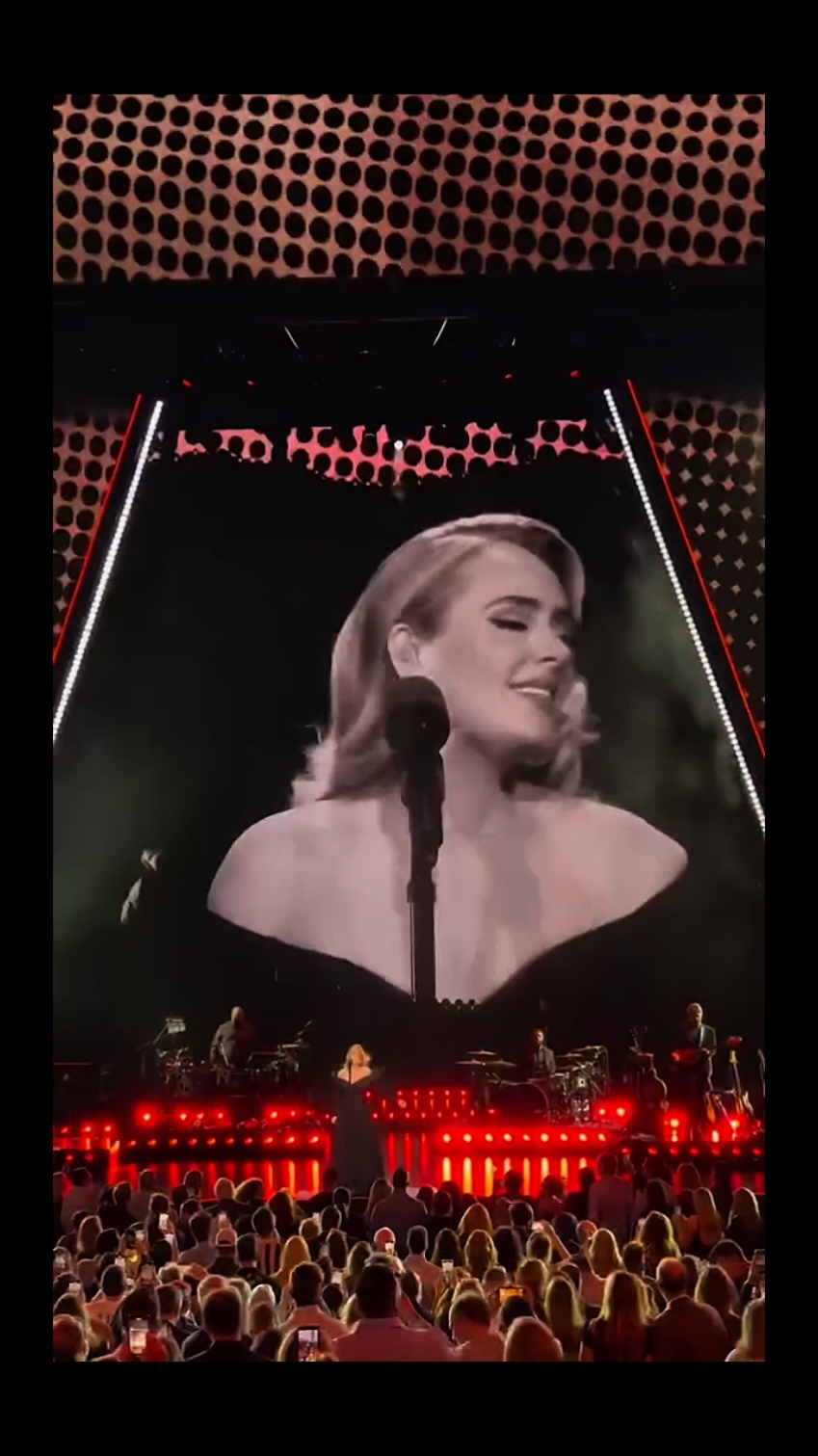 Rumour has it 🪐 #adele #adeleaccess #weekendswithadele #loveadeleforever #adelefinalshow #adelevegas #adeleadkins❤️ #adeleadkins #adelefans #adeleismylife #adeleiseverything 