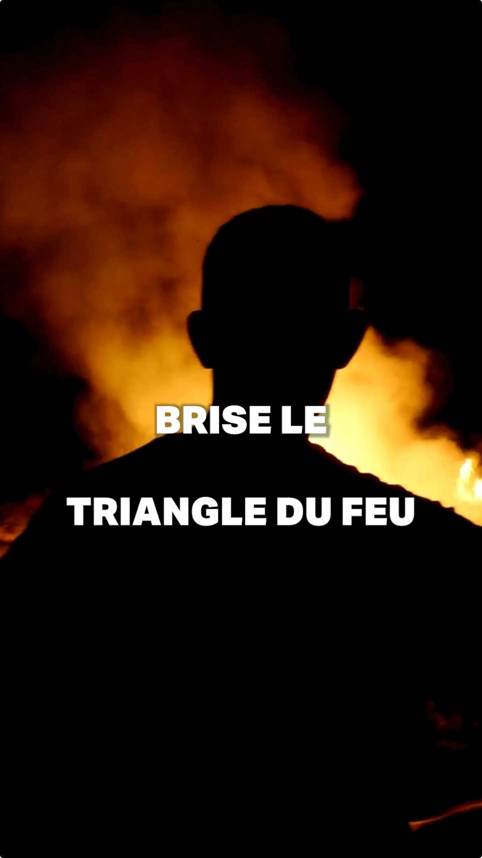 Tu t’es déjà demandé comment les extincteurs parviennent à éteindre des feux aussi rapidement ? Dans cette vidéo, je t’explique le triangle du feu et comment un extincteur casse cette réaction en chaîne. Lorsqu’un feu se déclare, l’extincteur va projeter une poudre composée de sulfate d’ammonium et de phosphate, qui crée une barrière entre l’oxygène et le matériau en feu. En plus de ça, des gaz non combustibles sont libérés, étouffant les flammes et empêchant le feu de repartir.  #science #vulgarisation #incendie #extincteur 