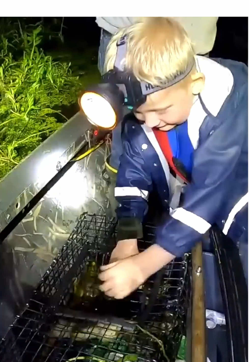 Experiencing a unique adventure in the swamp! 🌿🐟 This father and his kids spent 5 days fishing for fish and even frogs, in an unforgettable experience filled with fun and a deep connection with nature. 🌞👣 #FamilyAdventure Original Video: https://www.youtube.com/watch?v=J-sMBdJyclo&t=248s #swamp #familycamping #fishing #nature #adventure #explore #outdoorlife #natureconnection #survival