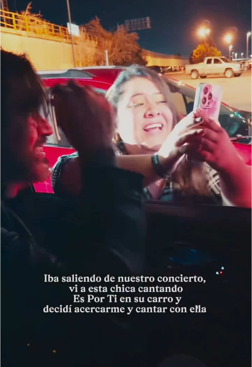 😂@Juanes sorprende a una fan y cantan juntos en medio de la calle a la salida de su concierto en Oklahoma City 🇺🇸 #billboardar #juanes 