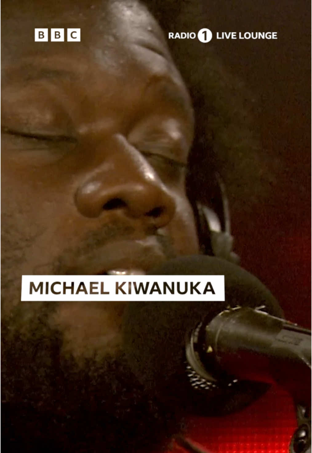 such a vibe ✨ michael kiwanuka performs ‘floating parade’ in the #livelounge 🥰 #michaelkiwanuka #kiwanuka #radio1 #floatingparade 