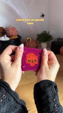 Ya sabes con qué decorar este Halloween💀☺️ 👉🏻 Patrón GRATIS de @Monstrua Dehilo en la web. FREE PATTERN at www.katia.com #crochet #crochetersoftiktok #crochettiktok #crochettutorial #tejer #tejeracrochet #halloween 