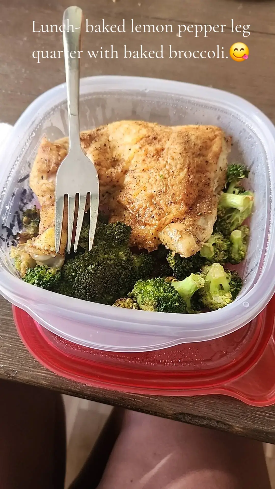 Baked lemon pepper leg quarter with baked broccoli. 😋