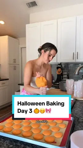 I NEVER SAID BAKING WAS EASY OK 😭🎃🫠🎀 ENJOY MY STRUGGLES ALL IN ONE PART 🫶💘🤝 #holidaybakingweek #homebakeryvlog #bakersditl #dayinthelifeofabaker #halloweenbaking #bakerprep #macaronbakingday #CapCut 