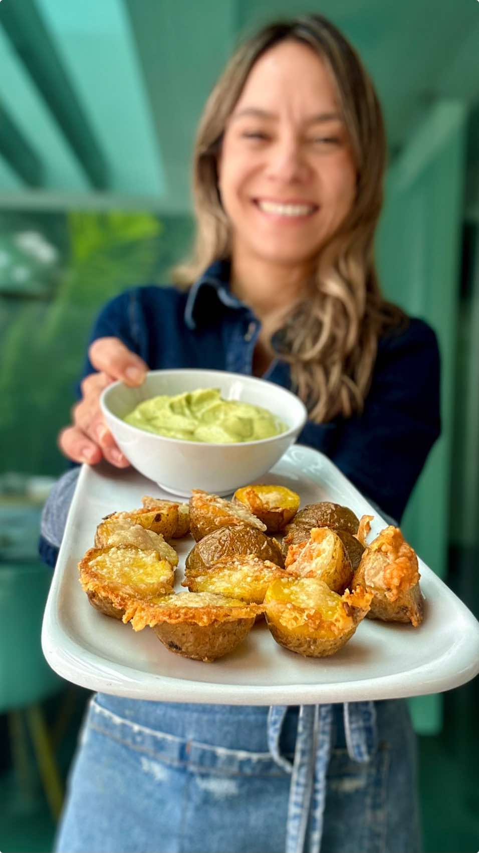 PAPAS A LA PARMESANA CON MAYONESA PROTEICA DE AGUACATE ✅SIN GLUTEN✅FÁCILES✅POCOS INGREDIENTES  Sin duda esta es una de mis recetas favoritas con papa. Son un auténtico vicio e ideales para una guarnición fácil de hacer, y además las acompañas con esta mayonesa, son la bomba 🫠 INGREDIENTES PARA 10 PAPAS PEQUEÑAS 🥔 10 papas (yo utilicé para arrugar) 🧀1/2 taza de queso parmesano o Grana Padano 🧂 Sal 🥑 PARA LA MAYONESA: 2 huevos cocidos, 1/2 aguacate pequeño, 60gr. De yogurt natural (puede ser griego, requeson, queso batido, queso tipo Burgos) sal y pimienta  PREPARACIÓN  🥔Precalienta el horno a 220 °C con calor arriba y abajo 🧀Cocina las papas en agua con sal hasta que estén hechas 🧂Córtalas en mitades, cubre el fondo de un molde con el parmesano y coloca las papas con el lado del corte hacia el queso, rocía con aceite de oliva y hornea 25 min o hasta que el queso esté muy dorado  🥑Para la mayonesa tritura todos los ingredientes hasta conseguir una mezcla  suave y sin grumos  . . . . . #papas #patatas #recetasfaciles #glutenfree #singluten #recetassanas #guarniciones #guarnicion #comidasana #canarias #españa #vegetaria #vegetariano 