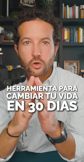 Esta herramienta puede cambiar tu vida en solo 30 días. Solo necesitas 15 minutos diarios y un cuaderno nuevo. Cada día responde tres preguntas: ¿Qué te llenó de entusiasmo hoy? ¿Qué te quitó energía? ¿Qué aprendiste sobre ti mismo? Haz este ejercicio durante 29 días y, en el día 30, revisa todas tus respuestas, identifica patrones y reflexiona sobre lo que aprendiste. Esto se convierte en una hoja de ruta para tu transformación personal. Al aplicarlo, estarás en el selecto grupo del 1% que toma acciones decisivas hacia el cambio. #coach #motivacional #crecimiento #personal #mentalidad @proctorgallagher @tonyrobbins @drjoedispenza @dpgates