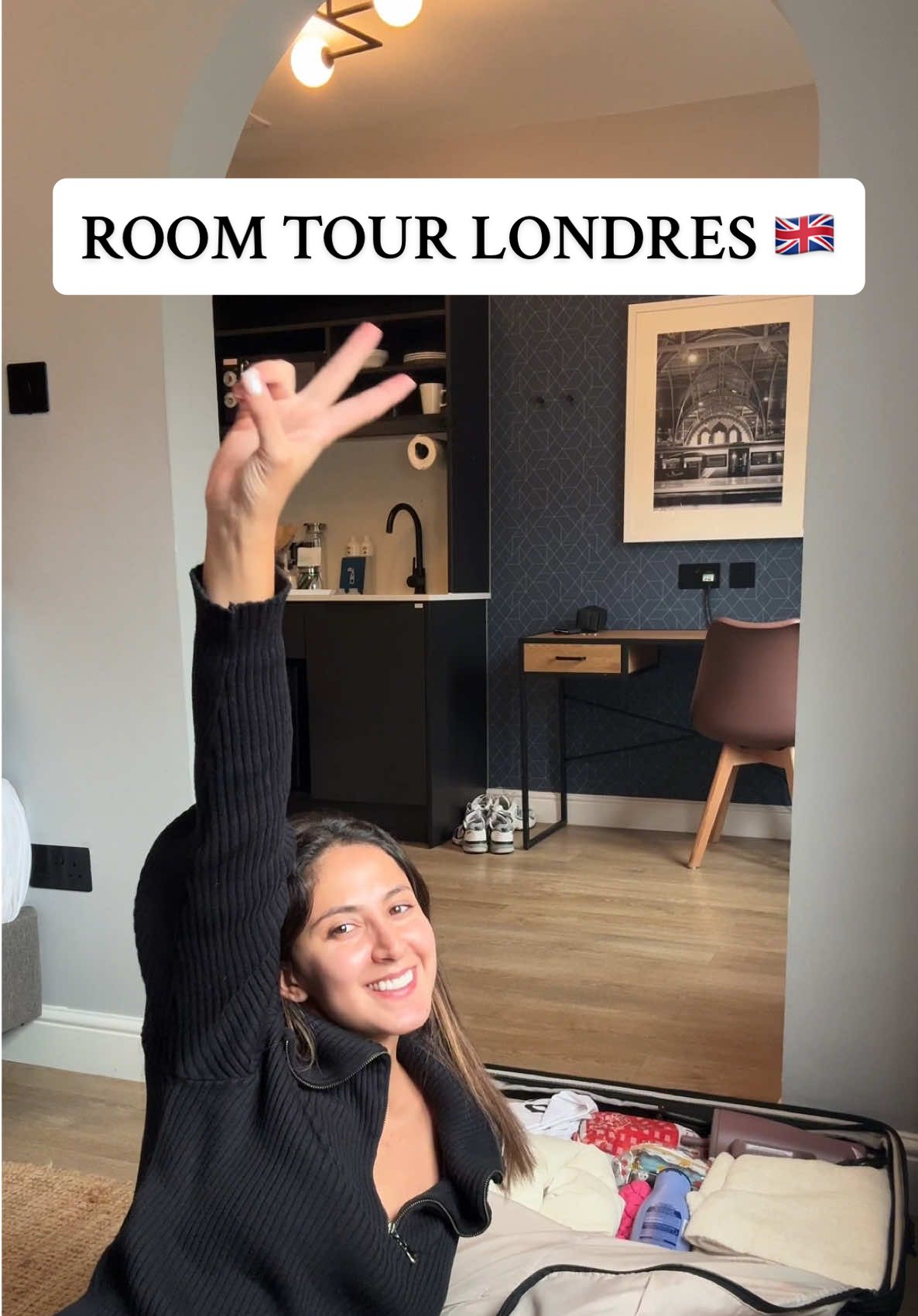 Libras esterlinas estamos listos para ustedes ☎️🇬🇧 hola Londressss #londres #eurotrip #viaje #RoomTour #paseo #parejas #hotel  