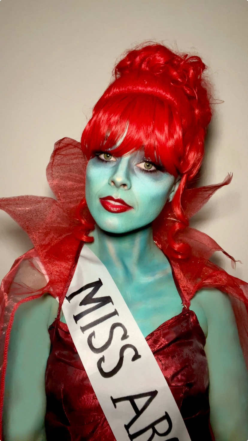 It’s all very personal 💄🪦 #missargentina #makeup #beetlejuice ib: @Sophie Hannah 