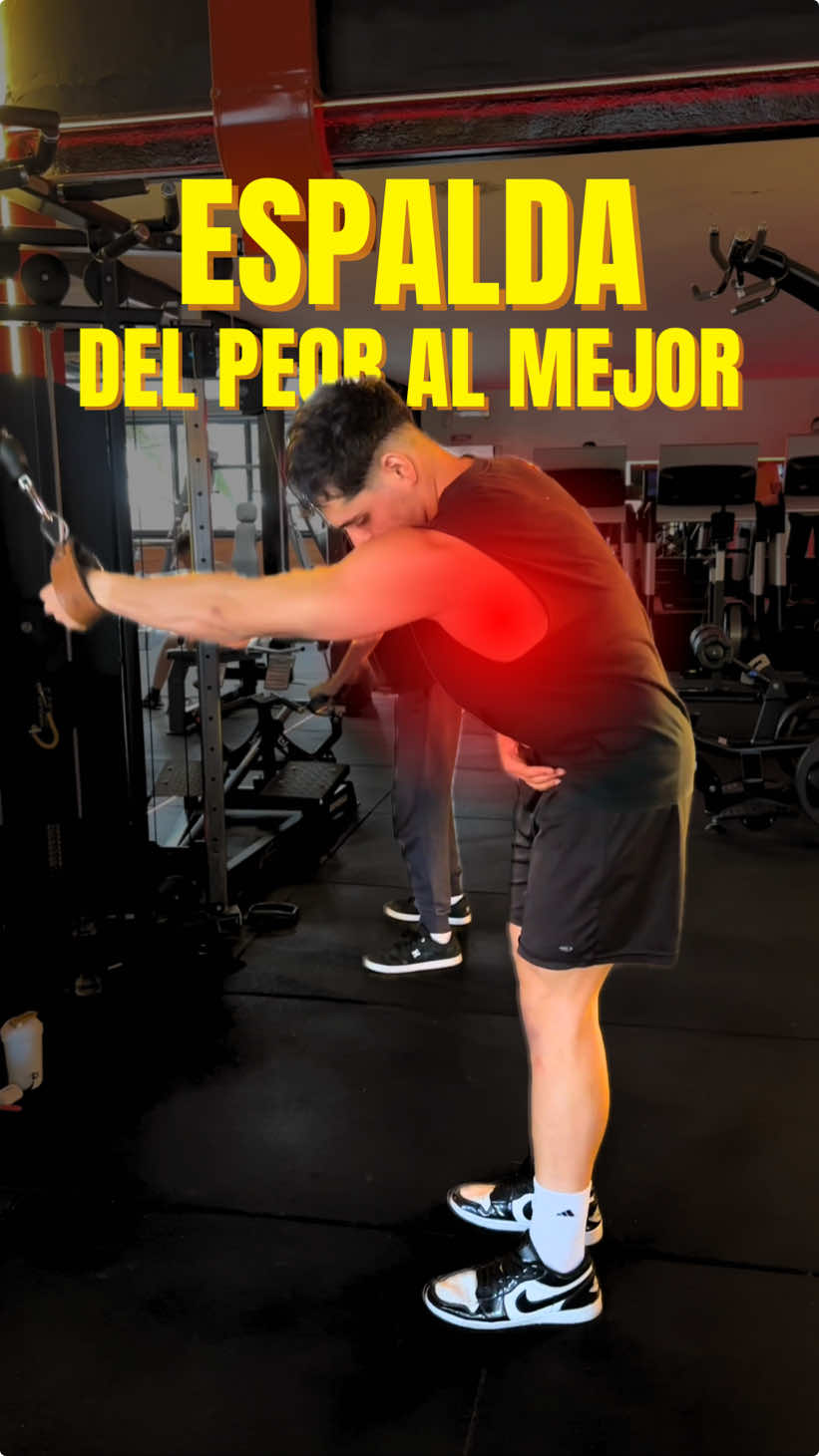 ESPALDA: DEL PEOR AL MEJOR 🤯 1. Jalbackworkout #gym #gymtips #gimnasio #hipertrofia #Fitness #fit #zyzz #zyzzlegacyntinatural, sin ofrecer beneficios adicionales al jalón convencional. 2. Remo a un brazo con banco: Apoyar la rodilla carga simétricamente la pelvis, aumentando el riesgo de hernia inguinal. 3. Peso muerto: Excelente para fuerza general, pero no ideal para hipertrofiar específicamente los dorsales. 4. Remo Pendlay: Muy efectivo, pero requiere buena movilidad para evitar lesiones en la espalda. 5. Remo a un brazo con ambos pies en el suelo: Corrige el problema de carga en la pelvis y permite un buen estímulo en los dorsales. 6. Pullover en polea unilateral: Estimula intensamente los dorsales si mantienes el codo pegado al cuerpo. 7. Remo bajo o Gironda: Excelente para cargar peso, ideal con agarre en V; centrarse en juntar escápulas para mayor activación. 8. Remo en banco inclinado: Gran ejercicio, permite mucho peso sin sobrecargar la zona lumbar; también efectivo en máquinas. 9. Dominadas con lastre: El mejor ejercicio para la espalda, al tener los codos y barra al frente mejora la mecánica y sigue el principio de sobrecarga progresiva para fuerza e hipertrofia. . . . #back #backworkout #gym #gymtips #gimnasio #hipertrofia #fitness #fit #zyzz #zyzzlegacy #fisio #espalda #lats