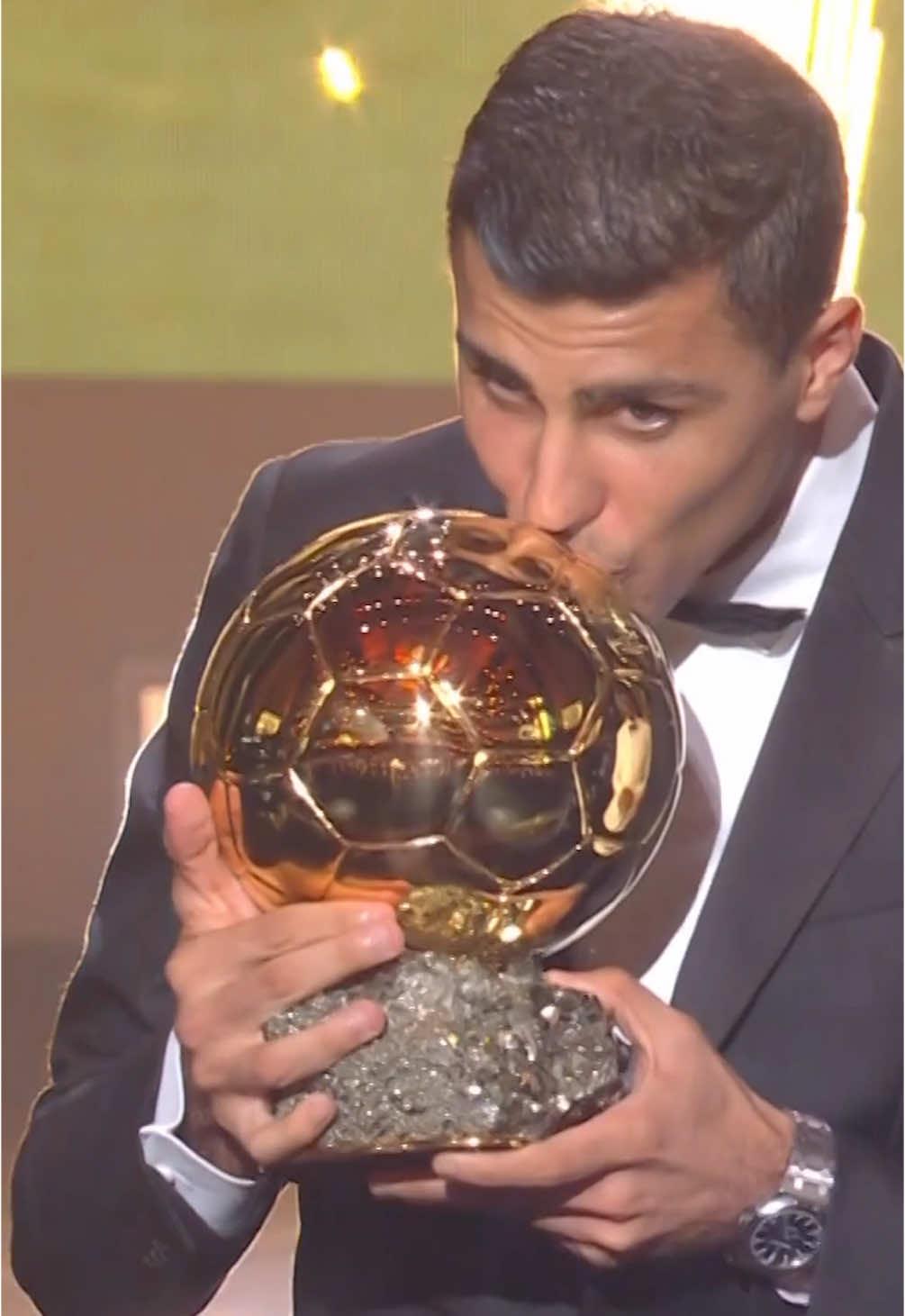 Este momento es HISTORIA del deporte español. 🥹 Así de emocionado subía Rodrigo a recoger su Balón de Oro. #VamosEspaña | #BallonDor | #deportesentiktok | #tiktokfootballacademy | #BalónDeOro | #Rodri 