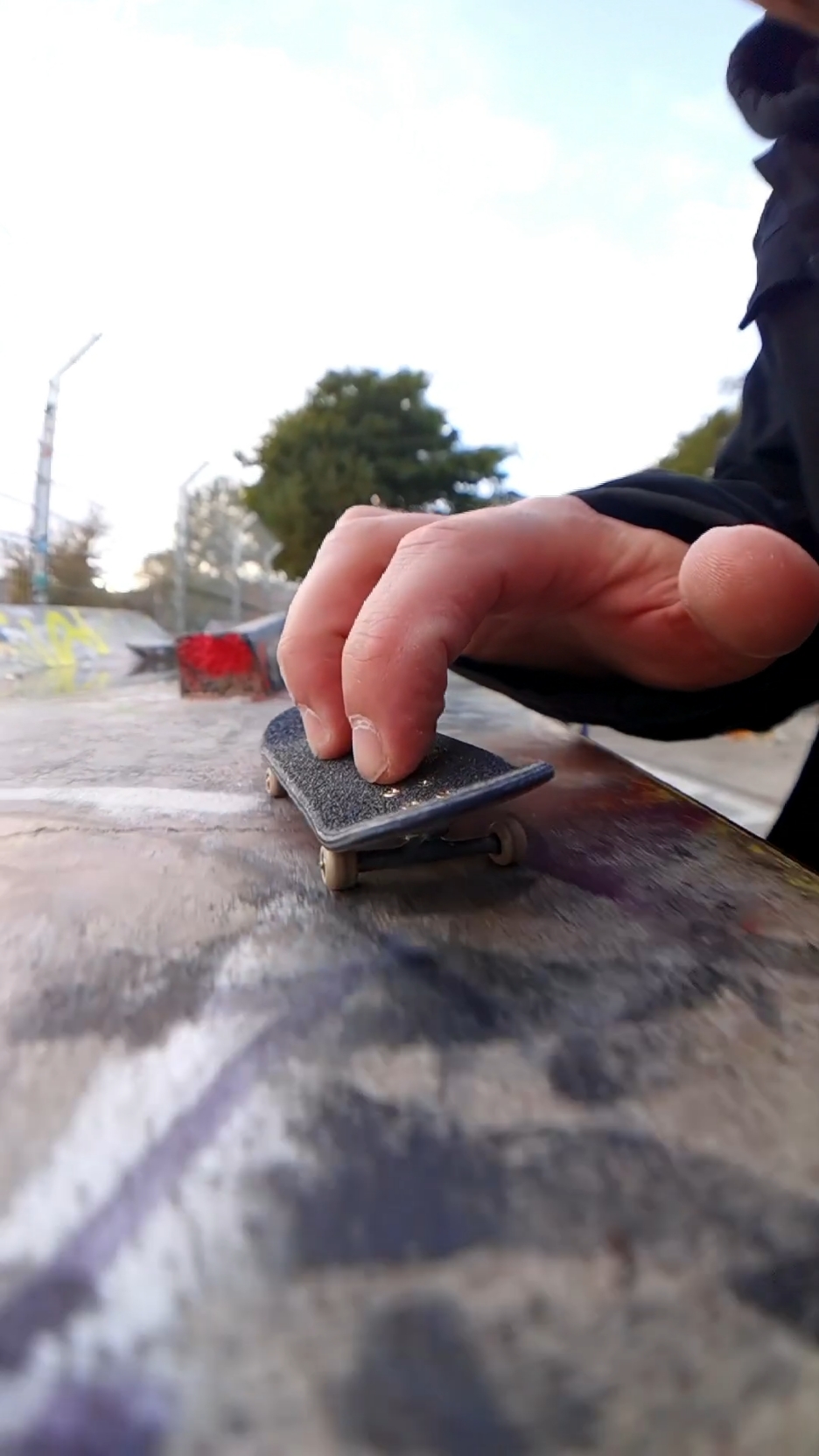 Fingerboard in the rain and with griptape. #fingerboard #fingerskateboard #fingerboarding #skateboard #Skateboarding #techdeck #skating #berlin #session #blackriver #berlinwood #flatface 