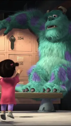 Hola, gatito'... Y ahí se le fue toda la carrera de asustador 🐾🤣 #monstersinc  #ForYouu #ParaTi #fypyoupage #Explora #monstersinc #sully #boo #kitty #pixar #disney #comedia #minicineh 