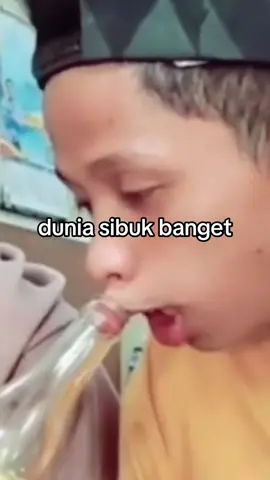 Siapa yg pernah lagi asyik eh malah kesangkut di botol😭 m1num core versi mimin nih #fyp #viraltiktok #fypシ゚ #xyzbca #core #videocore #ngakak #videolucu #minum #ngopicore #storywa #anginrindu #kocak #anginrindukoplo #videoviral #viraltiktok #soundviral #masukberanda #4youpage 