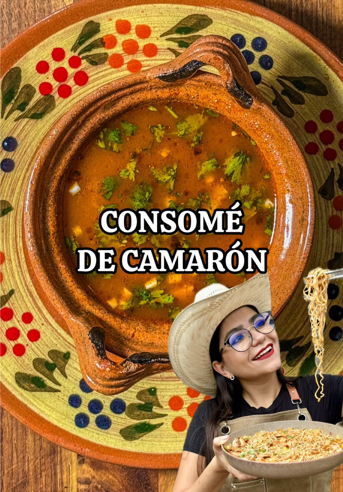 🍻Consomé de camarón cantinero especial para crudos🍜 🦐 Sofreímos 3 tomates, 1/2 cebolla morada, 3 ajos y ahí agregarás 3 chiles de árbol, 1 chipotle y 2 guajillos sin semillas, cuidando que no se quemen por que se amarga, retira los chiles y agrega las cáscaras de los camarones que previamente limpiaste (si usas las cabezas tiene más sabor). 🍅 Hervimos todo con cilantro, unas varitas de apio, un jalapeño y camarones secos, aproximadamente 10 minutos, posteriormente licuaremos los tomates, los chiles, la cebolla y los ajos con Knorr camarón y de tomate, orégano y ajo en polvo y camarón seco triturado jaja amo el camarón queda deli te lo juro (no pasa nada si se te va algo más poquito) pero con ayuda de una cuchara retira lo demás del caldo. 🌶️ Colamos la salsa en el caldito, hervimos un poco más hasta que agarre consistencia. 🍋‍🟩Yo se lo agregué a una sopa instantánea, igual puedes así solito como shot que te revive o agrégale como fondo para tu caldo de camarón.  Coméntame “🍻” si ya quieres que te de cruda para hacerlo.